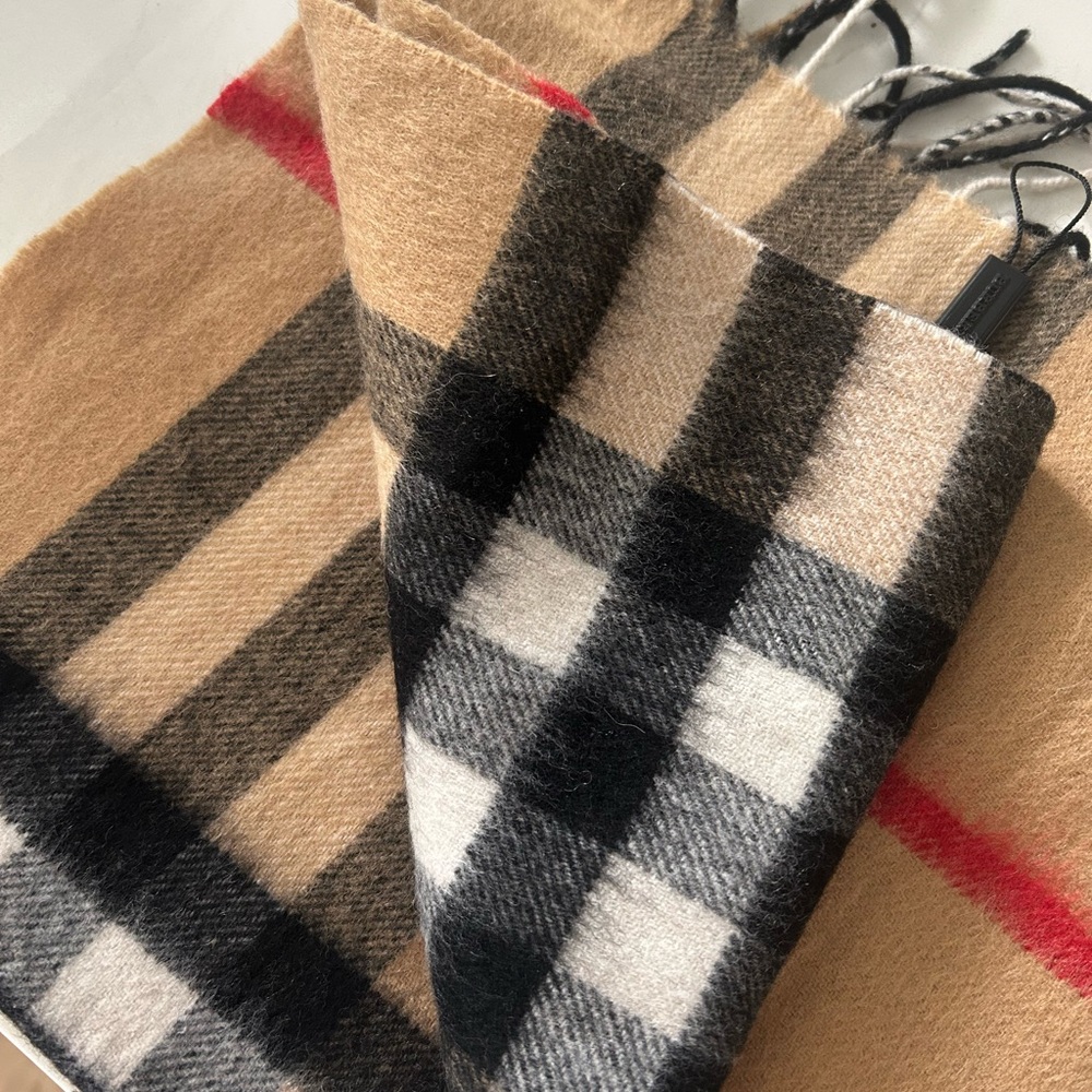 NEW CASHMERE BURBERRY SCARF